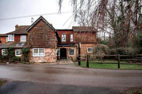 Гостиница Trivelles Waterhall Country Gatwick Hotel & airport parking  Кролей
